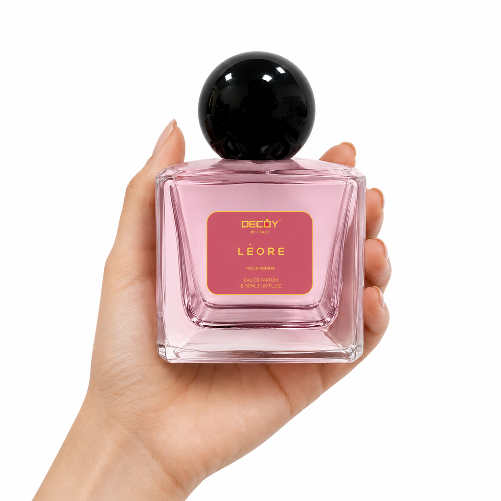 LÉORE Pour Femme floral fragrance notes and scent holded by women